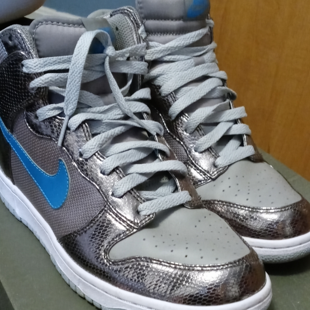 Nike Hightops in silver/blue. Size 9.